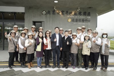 林務局長林華慶和解說志工合照
